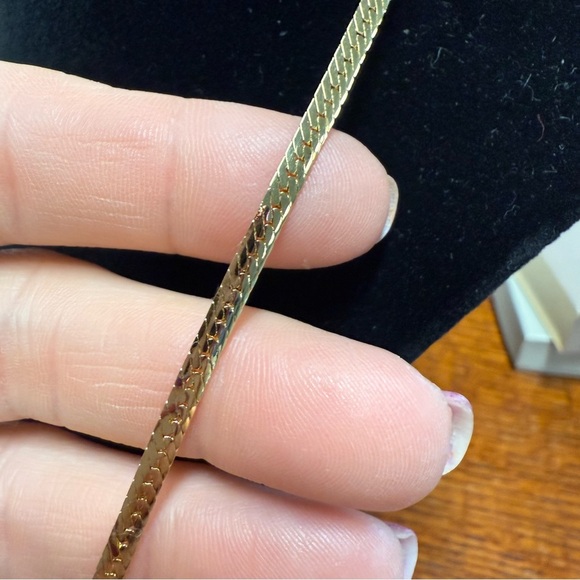 Avon “Golden Accent” Crescent Necklace with Delicate Chain vintage 1988 NIB - Picture 5 of 7